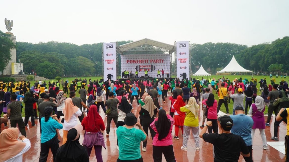 Pj. Bupati Langkat Bersama Wakapolda Sumut Ajak Warga Jaga Kesehatan Melalui Power Fit Party di Alun-alun Stabat.
