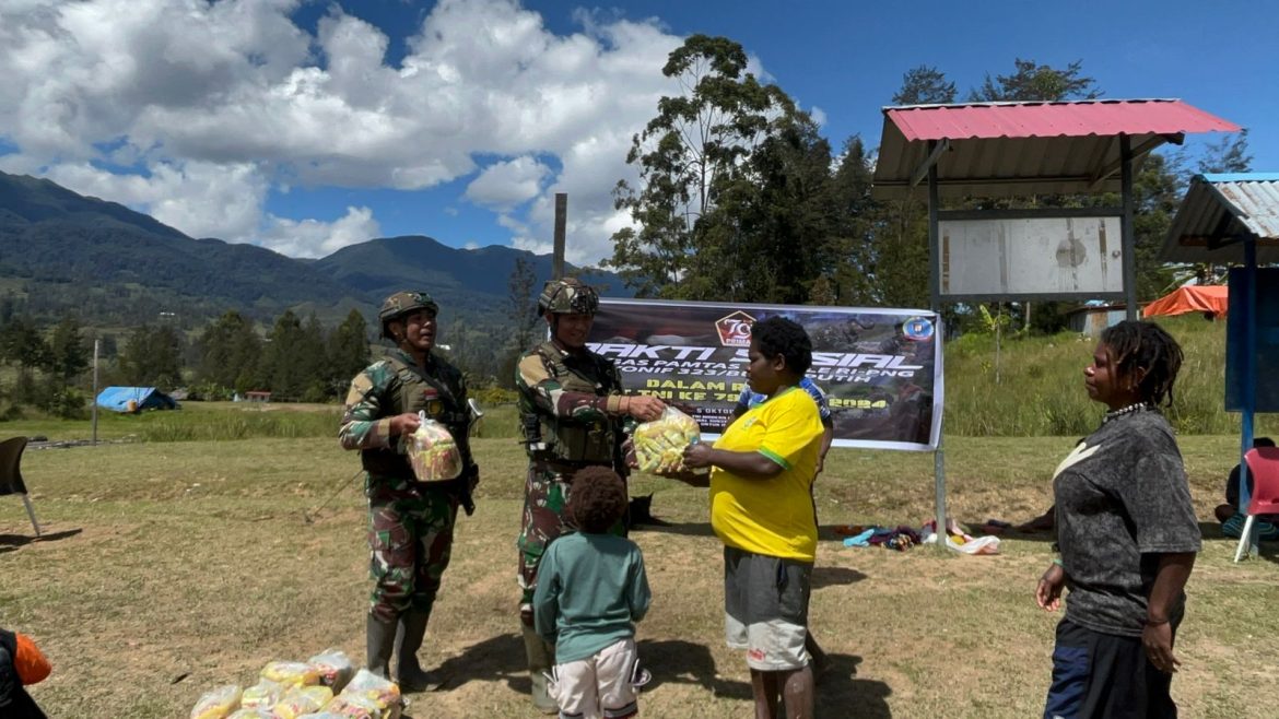 Dari Rakyat untuk Rakyat, Satgas Yonif 323 Bagikan Sembako dalam Rangka HUT TNI Ke-79