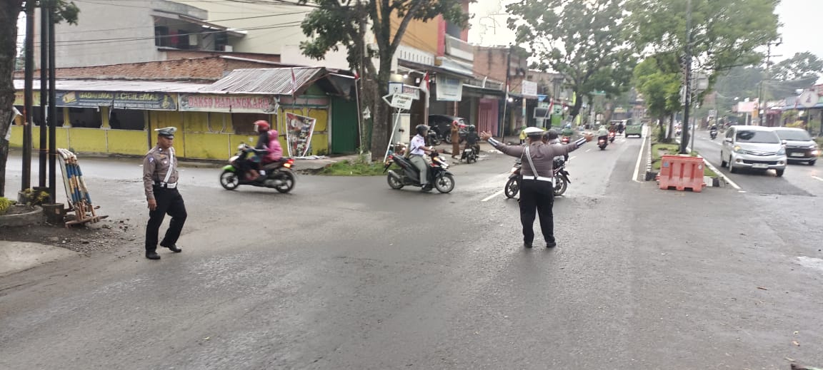 Personil Polres Langkat Laksanakan Strong Point, Cegah Laka Lantas.