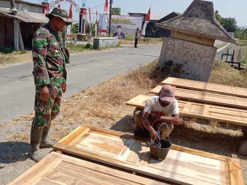 Babinsa Timba Ilmu Dari Pengrajin Kayu