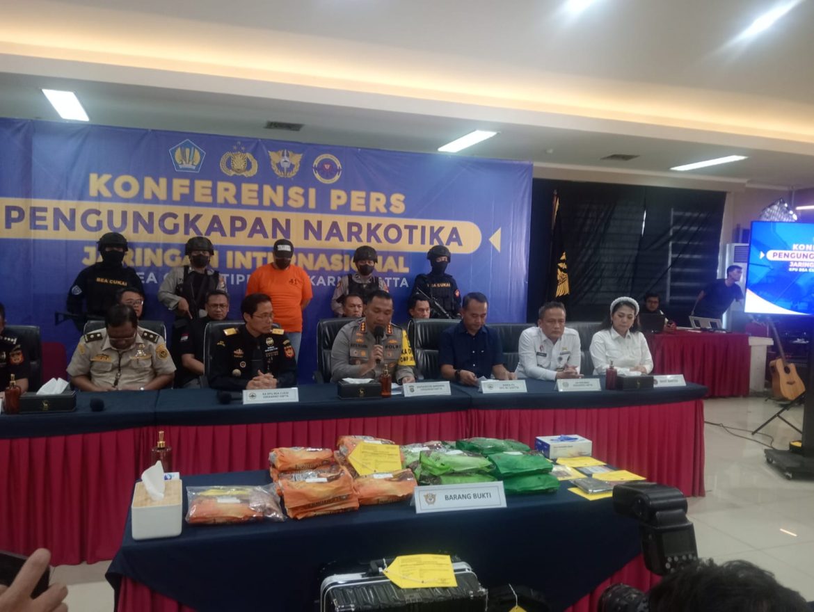 Warga Negara Malaysia tertangkap bawa narkoba dalam kemasan kopi instan Saat di Bea dan Cukai