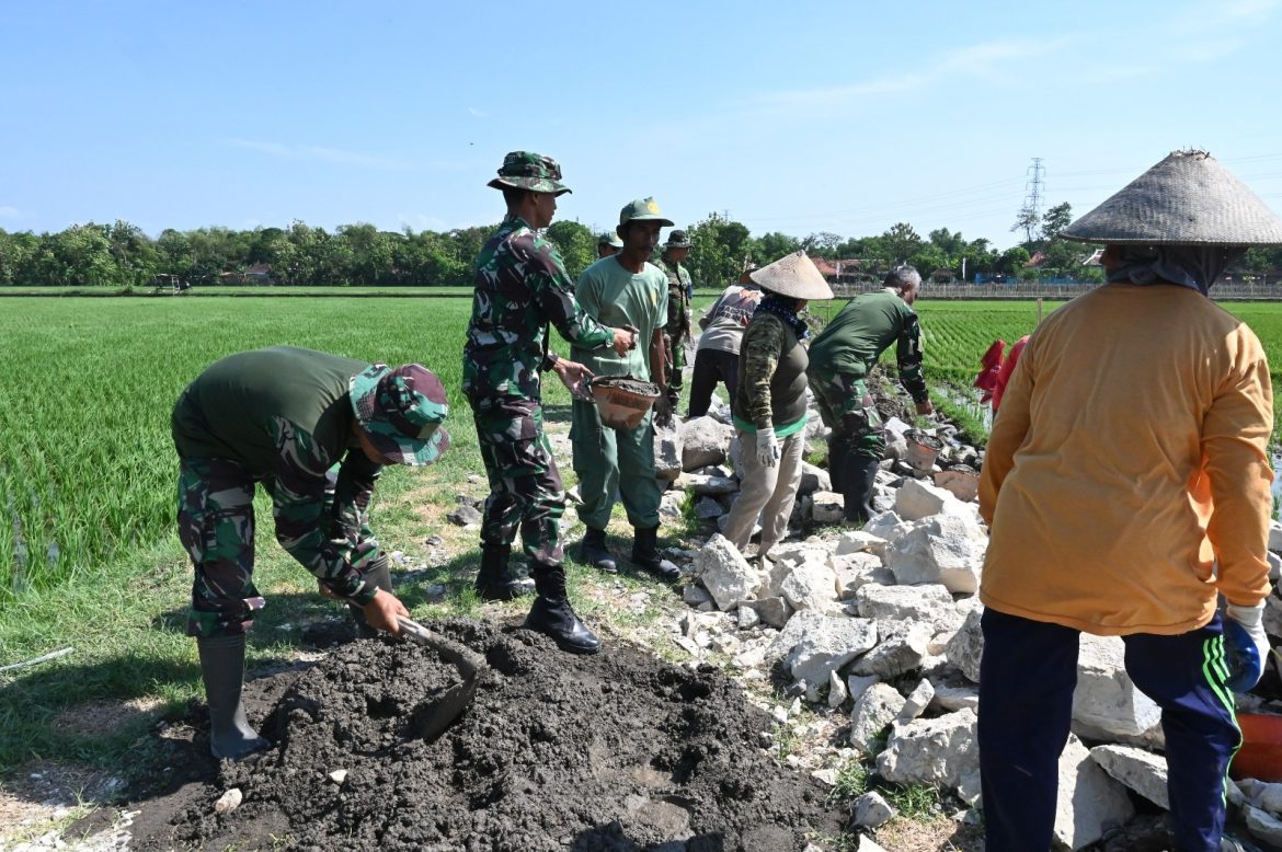 Cuaca Terik Tidak Menyurutkan Warga Dan Satgas TMMD Kodim 0726/Sukoharjo Lanjutkan Pekerjaan Talud Jalan