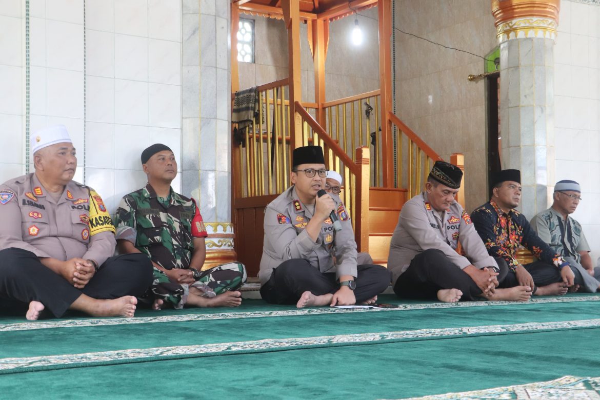 Jumat Curhat, Kapolres Langkat Kunjungi Masjid Raya Jamik Nasrullah.Imbau Jaga Kedamaian Pilkada 2024. 