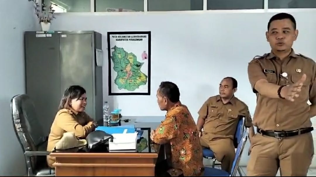 Warga Lebakbarang Gruduk Kantor Camat, Tuntut Upah Pekerja yang Tertunda Selama Tiga Bulan
