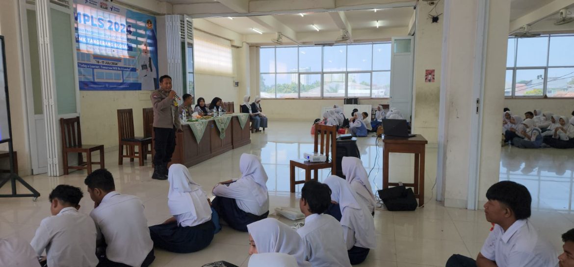 Kanit Bimas Polsek Karawaci Lakukan Edukasi di SMK Tangerang Global dalam Program Police Go to School