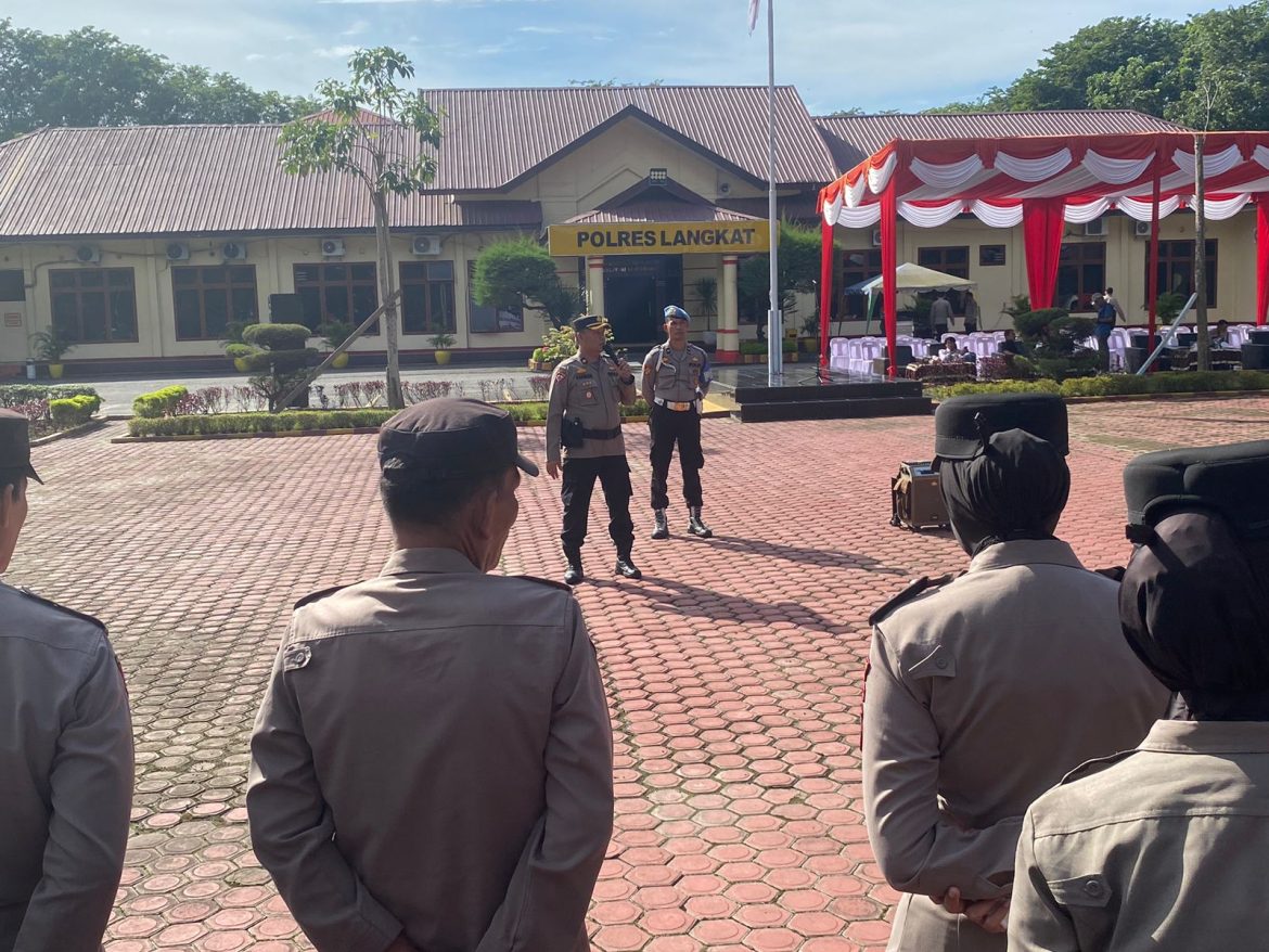 Kabag Ops Polres Langkat Pimpin Pengamanan Pelantikan Anggota DPRD Kabupaten Langkat Periode 2024-2029.