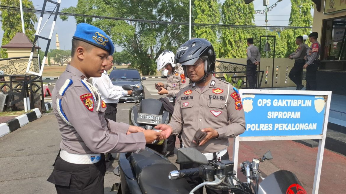 Cek Kelengkapan Kendaraan Anggota, Kasi Propam : Sebelum Kita Menertibkan Masyarakat, Kita Tertib Lebih Dahulu