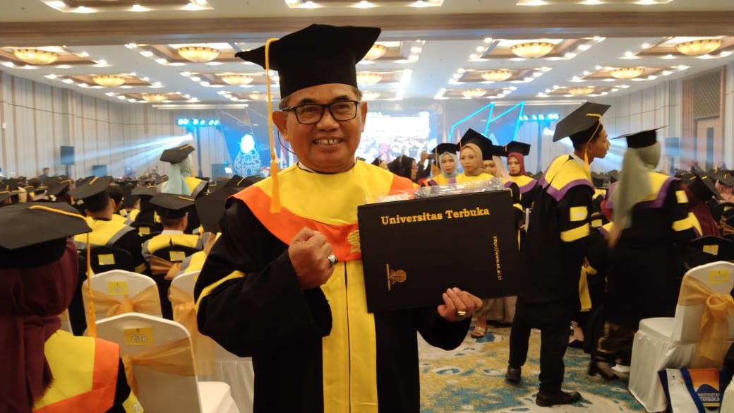 Joko Longkeyang Wartawan Senior Raih Gelar Sarjana Hukum di Usia Senja 