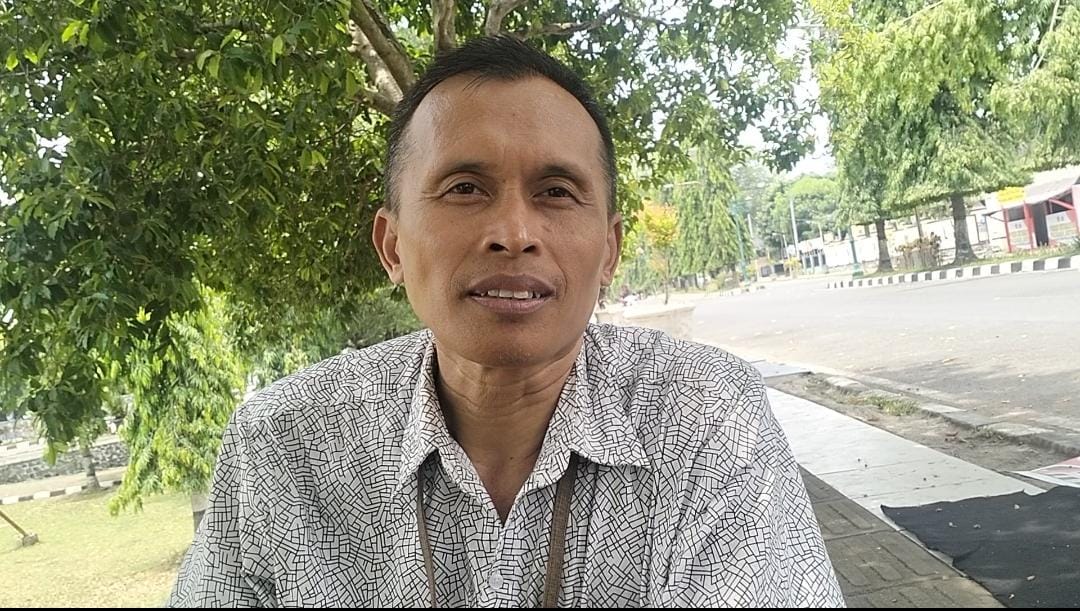 Ketua LSM KCBI Soroti Pemasangan Kabel Penyangga Tiang Listrik di Alun-Alun Kajen