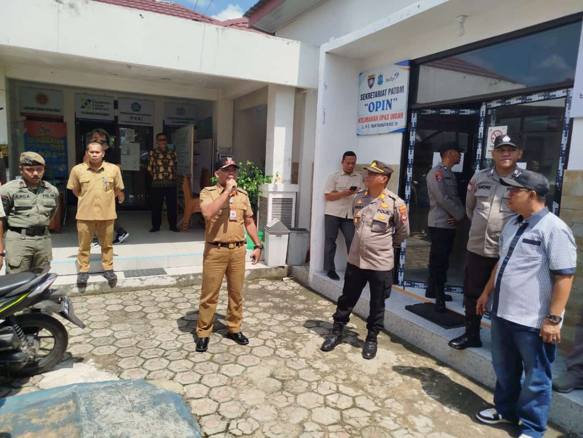 Lurah Opas Indah Dihadapkan pada Desakan Warga untuk Netral