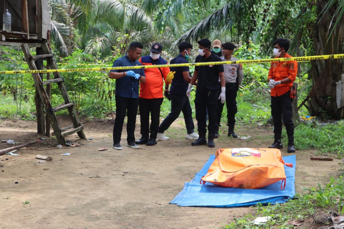 POLRES BANGKA TENGAH TERIMA LAPORAN PENEMUAN MAYAT PARUH BAYA DI DESA BELIMBING