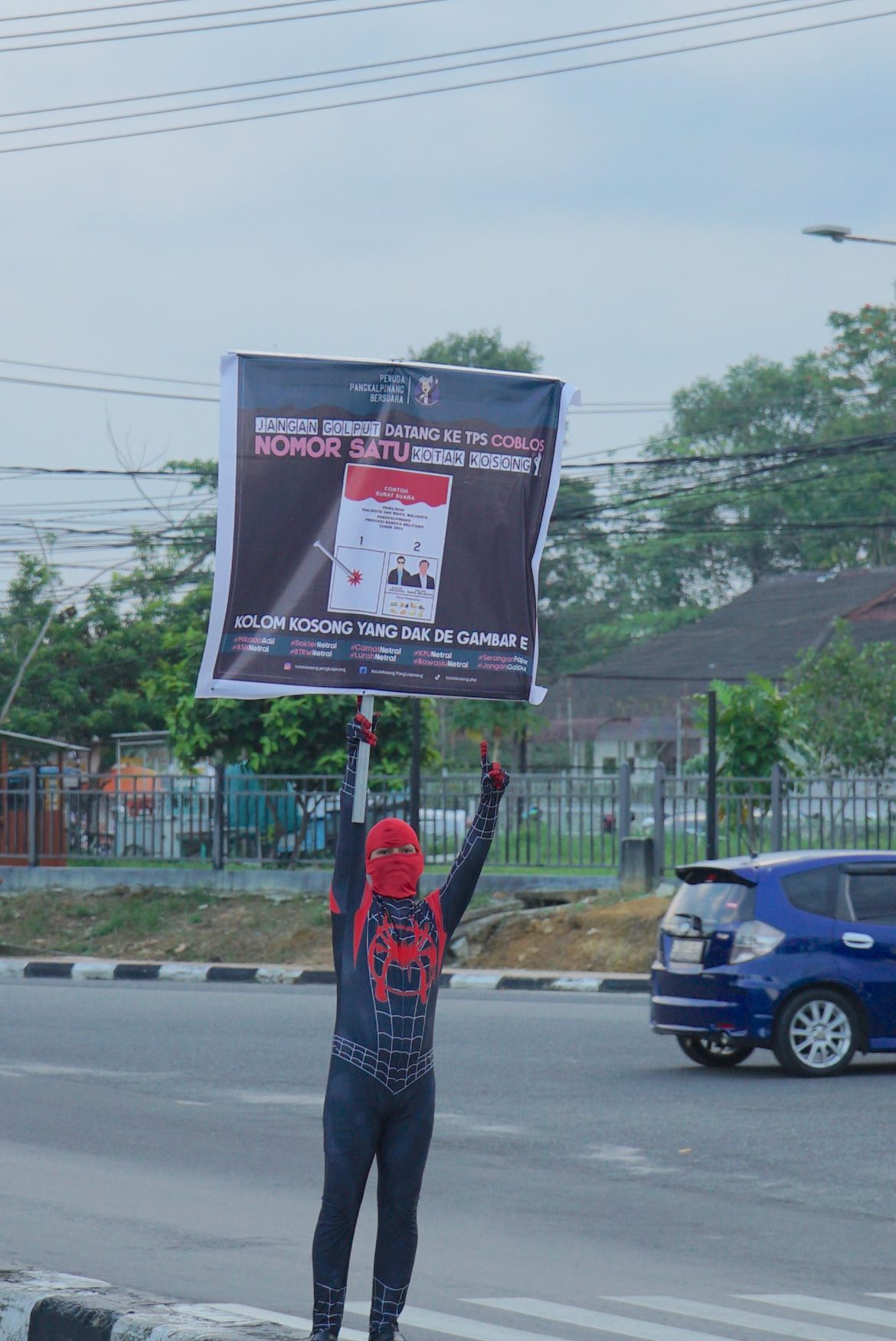 Aksi Unik Pemuda Pangkalpinang: Superhero  Sosialisasi Kotak Kosong di Tengah Suhu Politik