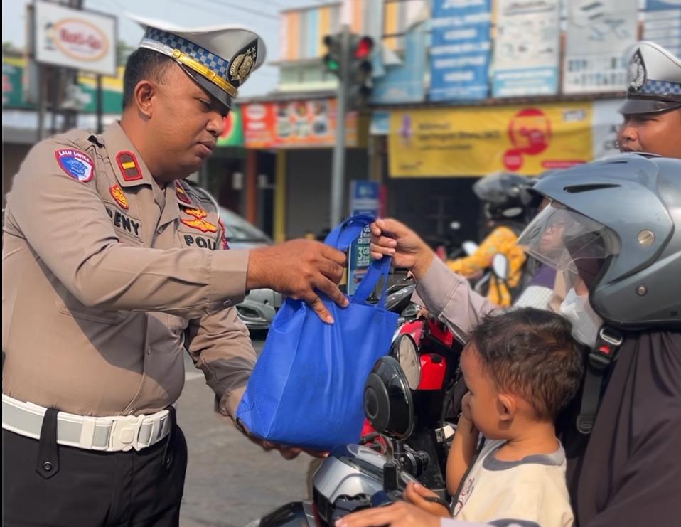 Polantas Polres Pekalongan Berikan Beras dan Minyak Goreng Bagi Pengendara Tertib Berlalu Lintas