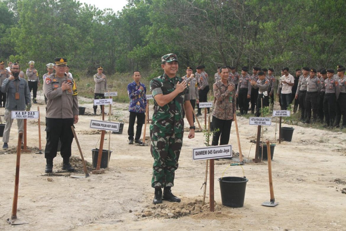Danrem 045/Gaya Ikut Serta Penanaman Pohon Secara Serentak Di Babel