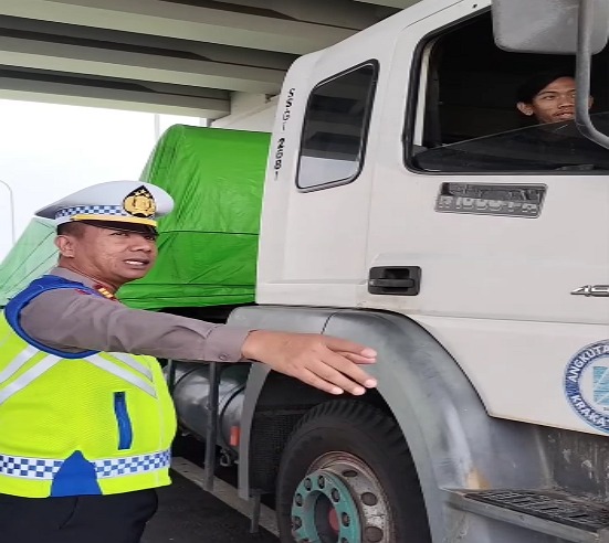 Dengan Humanis, Kasat Lantas Polres Pekalongan Berikan Teguran Kepada Sopir Truk yang Berhenti di Bahu Jalan Tol
