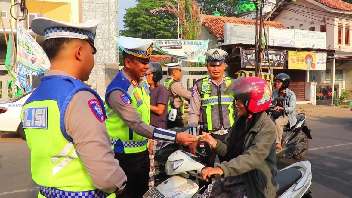 Satlantas Polres Pekalongan Sosialisasikan Ops Zebra Candi kepada pengendara di Wilayah Wonopringgo