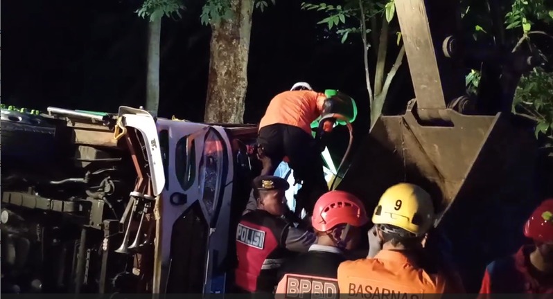 Sebuah Bus Terguling di Jalan Raya Linggoasri Kajen, Polisi Amankan dan Evakuasi Korban