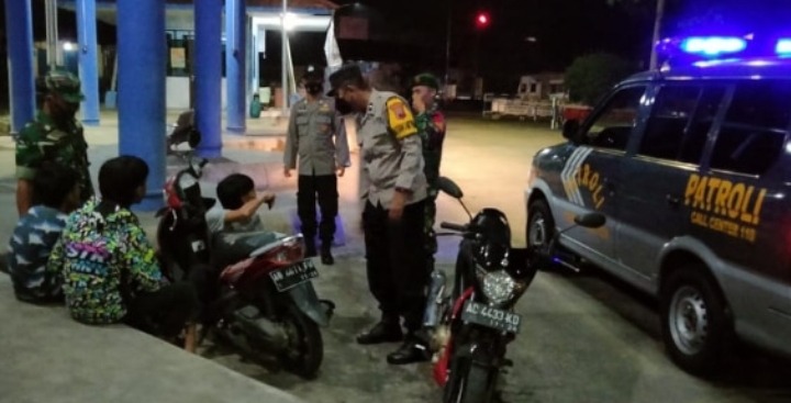 Ciptakan Kondusifitas Wilayah Babinsa dan Polsek Boyolali Kompak Patroli 