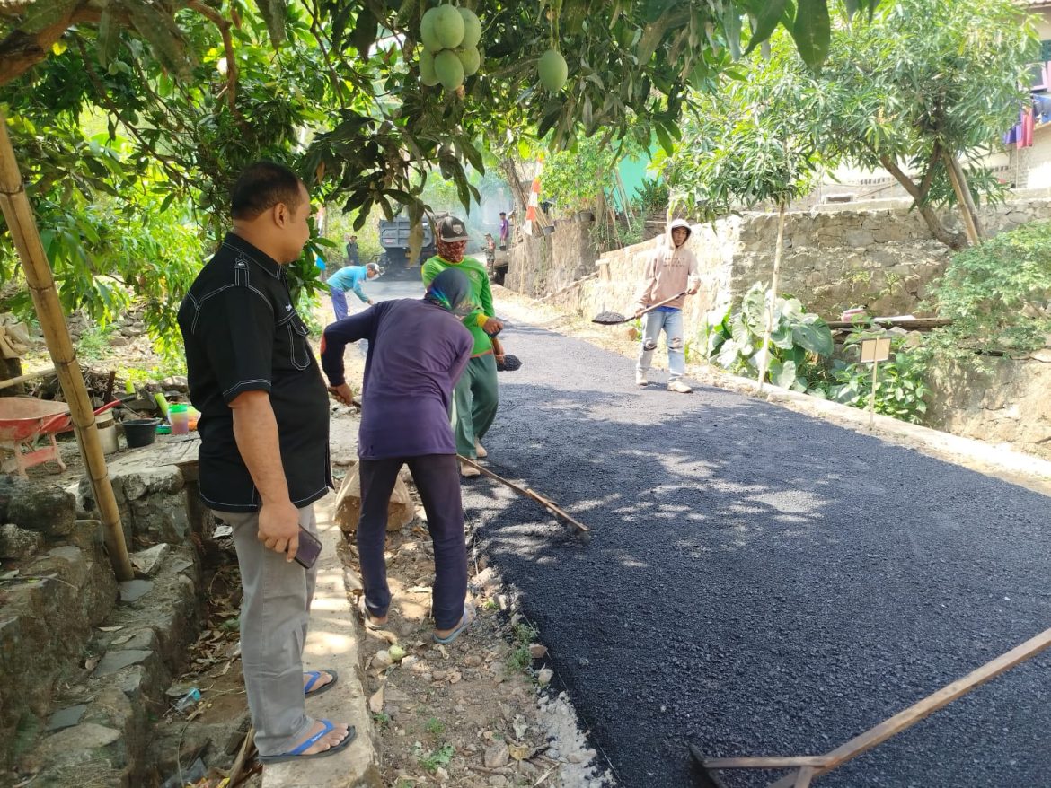 Masih di Gencar, Pengaspalan Hotmix Blok Salam Desa Jati Pancur