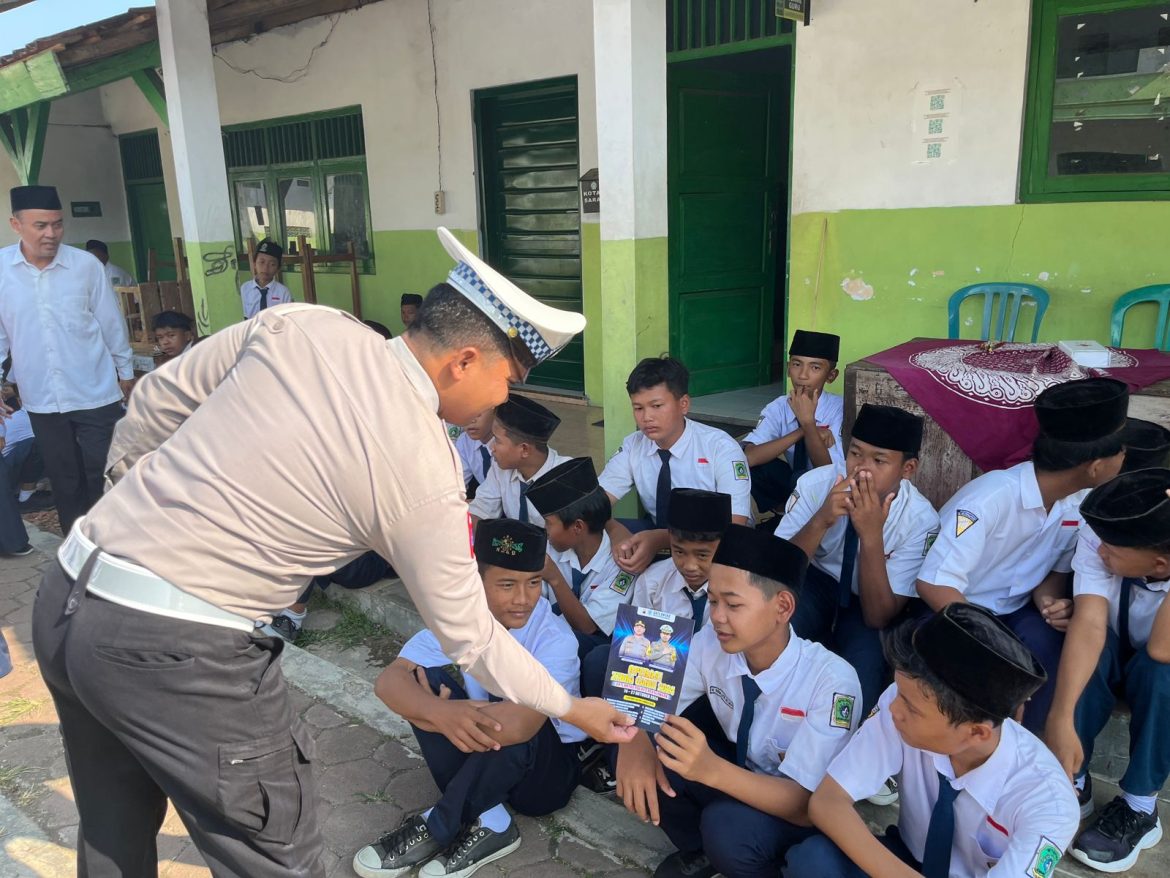 Police Goes to School, Satlantas Polres Pekalongan Ajak Siswa-Siswi MTs Ma’ arif Karanganyar Tertib Berlalu Lintas