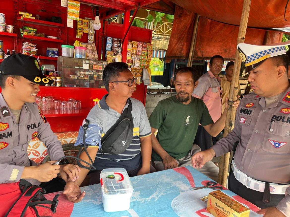 Satlantas Polres Pekalongan Gelar Cek Kesehatan Gratis Terhadap Pengemudi Supir Angkot