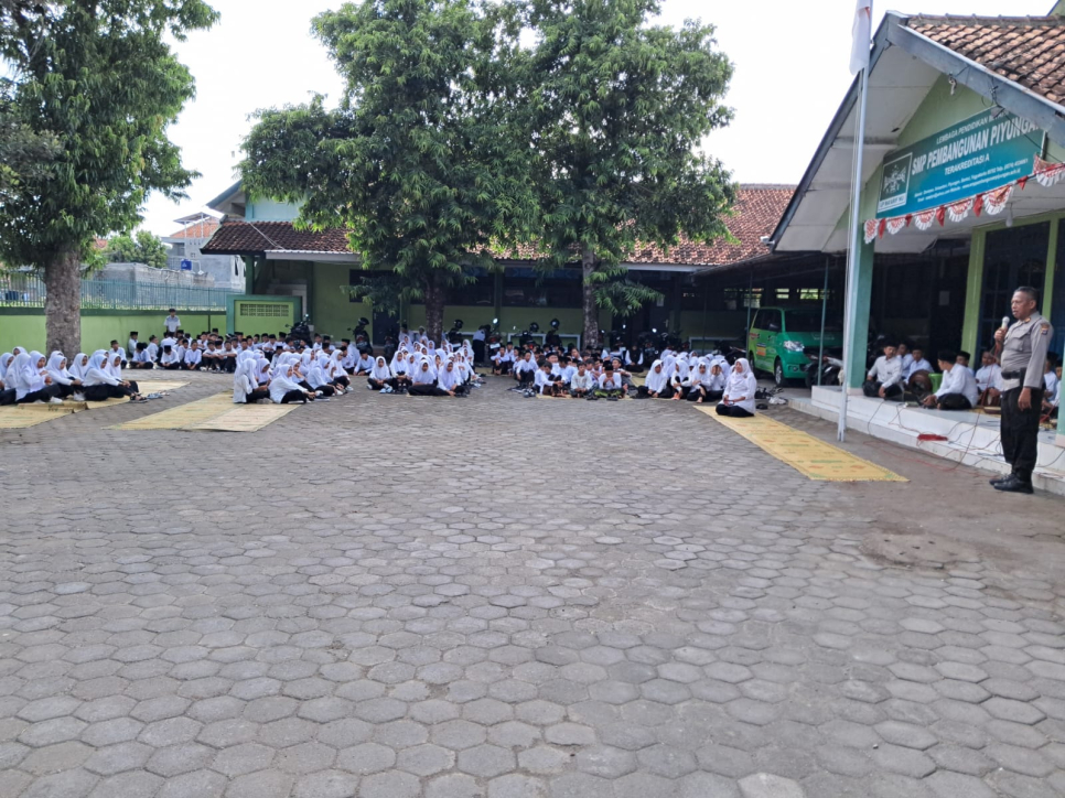 Kanit Binmas Polsek Piyungan Berikan Penyuluhan kepada Siswa-Siswi SMP Pembangunan Piyungan