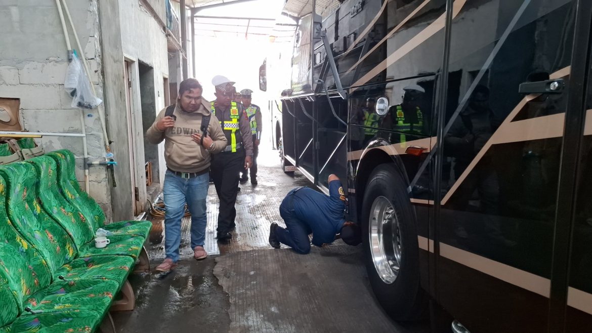 Satlantas Polres Pekalongan Bersama Dishub Laksanakan Ramcek di Garasi ZIFA Trans