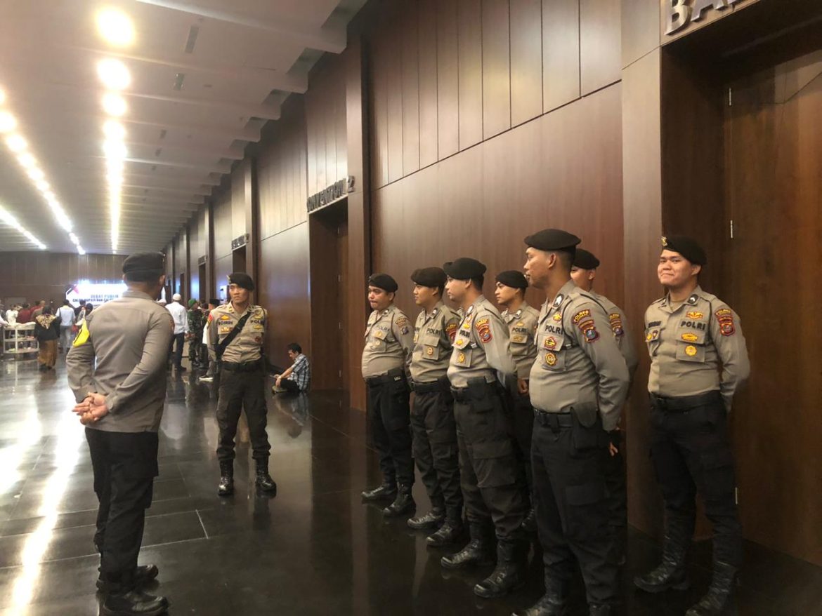 Personel Polres Langkat Amankan Debat Publik Perdana Paslon Bupati dan Wakil Bupati Langkat Tahun 2024,