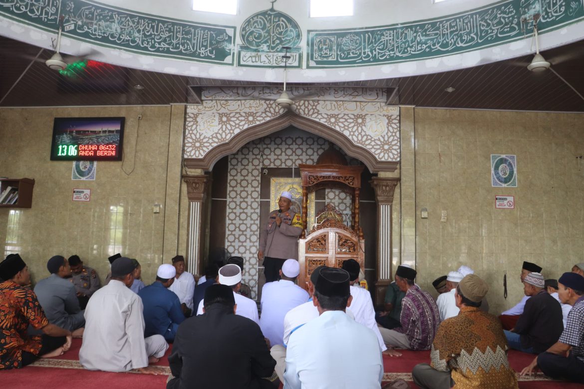 Polres Langkat Gelar Safari Jum’at & Jum’at Curhat, Kapolres AKBP David Triyo Prasojo Berikan Bantuan Tali Asih di Masjid JAMIK AL IKLAS.