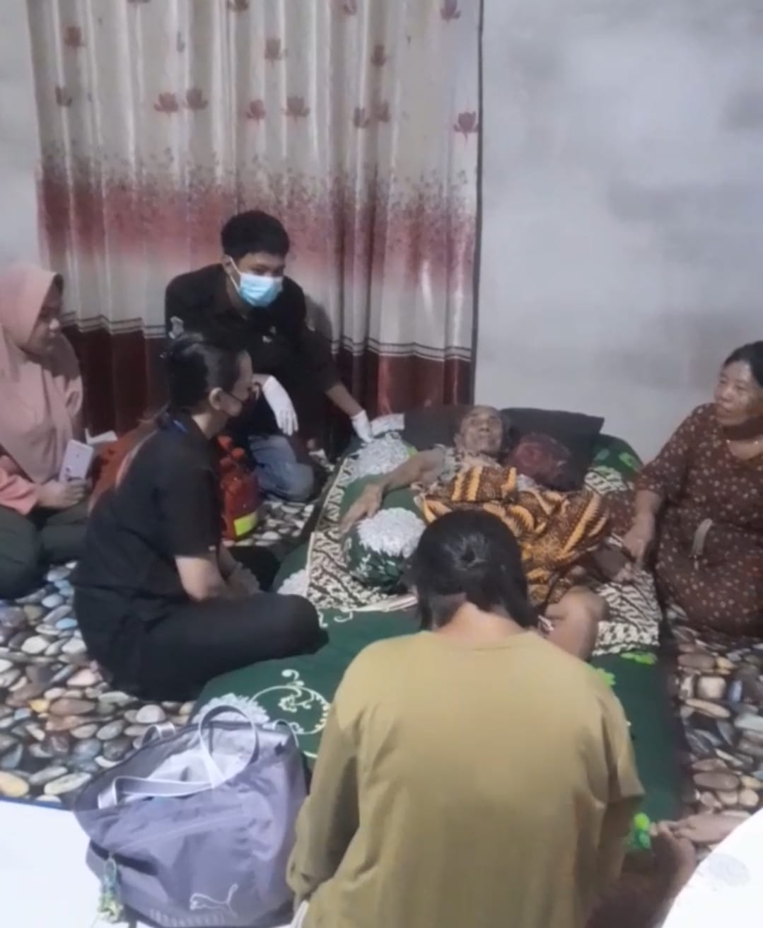 Dr. Hakim Paslon Nomor 2 Buktikan Dedikasi Kesehatan Melalui Kunjungan ke Ibu Asni