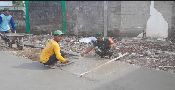 Babinsa Karanggeneng Gotong Royong Bersama Warga Perbaiki Jalan 
