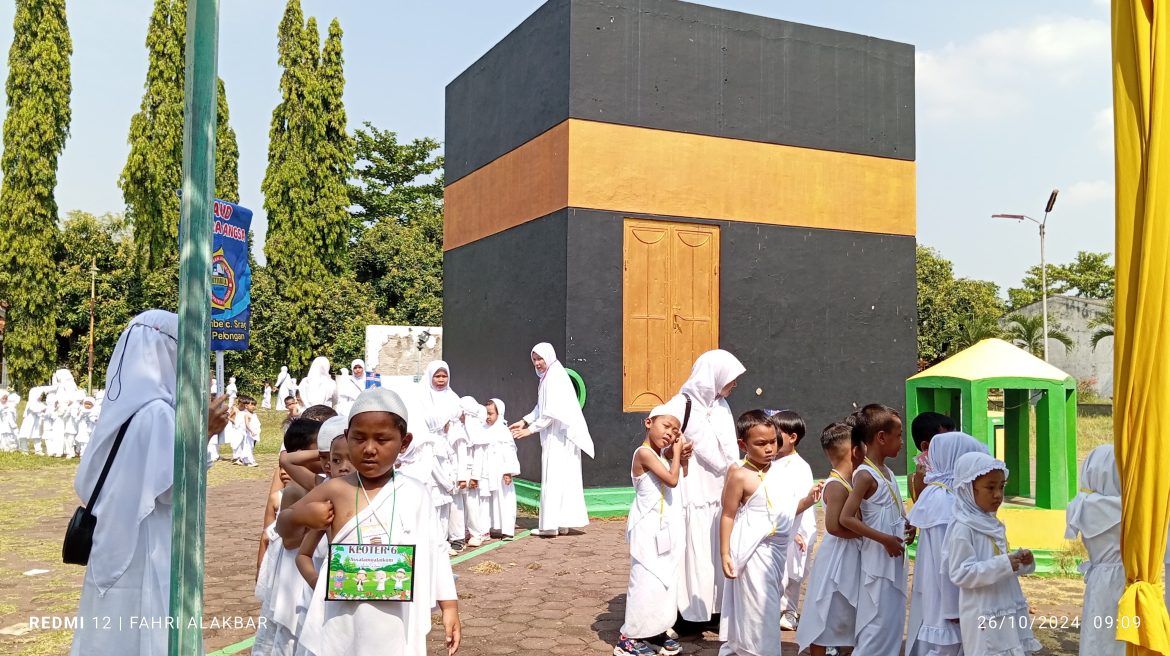 Ratusan Anak PAUD di Pekalongan Ikuti Simulasi Manasik Haji, Kenalkan Ibadah Sejak Dini