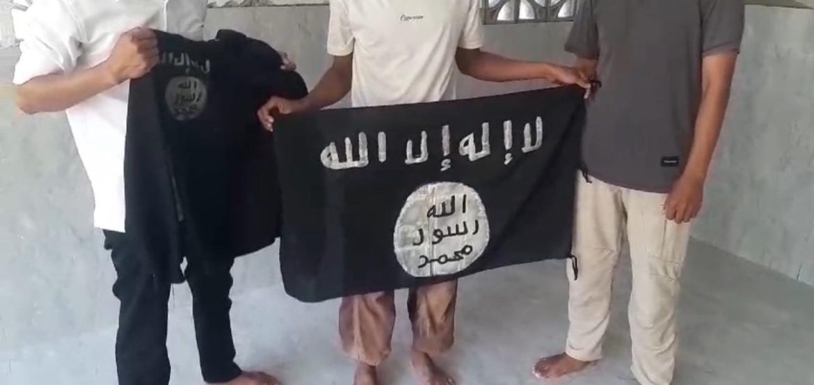 Atribut ISIS Hingga Amunisi Diserahkan Eks Simpatisan MIT dan Masyarakat Poso