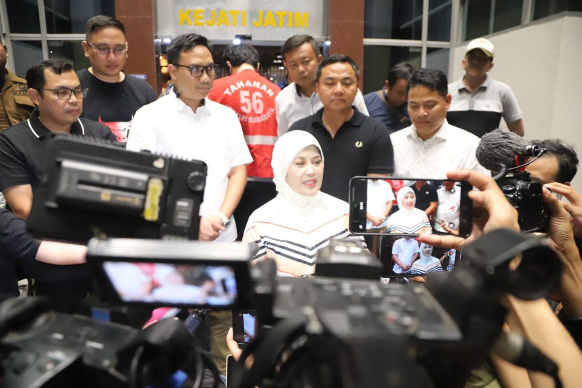 Tim Intelejen Kejati Jatim Bersama Tim Jaksa Eksekutor Kejari Surabaya Tangkap Terpidana Gregrorius Ronald Tannur di Surabaya