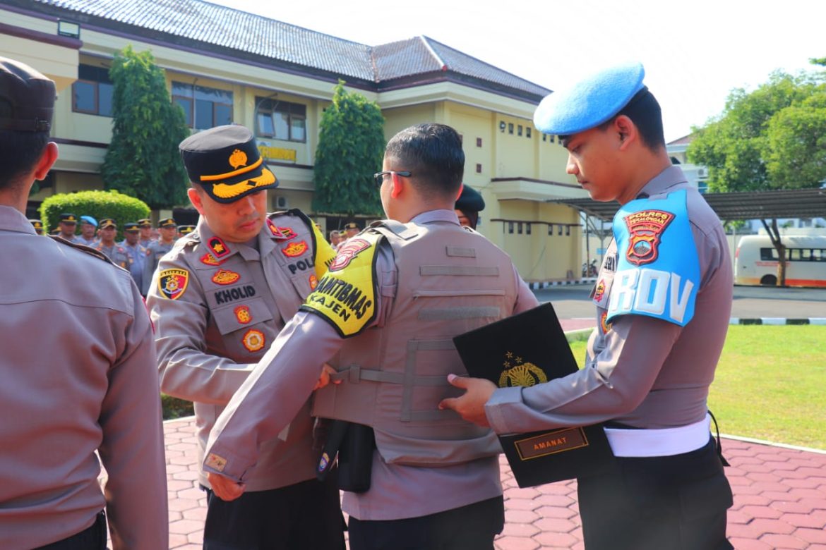 Wakapolres Pekalongan Serahkan 70 Rompi Anti Sayat dan 60 Senter kepada para Bhabinkamtibmas