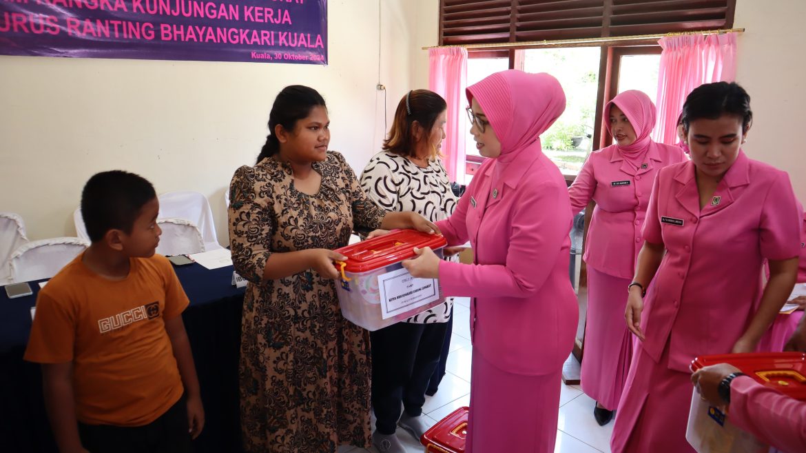 Kunjungan Kerja Ketua Bhayangkari Cabang Langkat Ny. Ayu David ke Pengurus Bhayangkari Ranting Kuala.