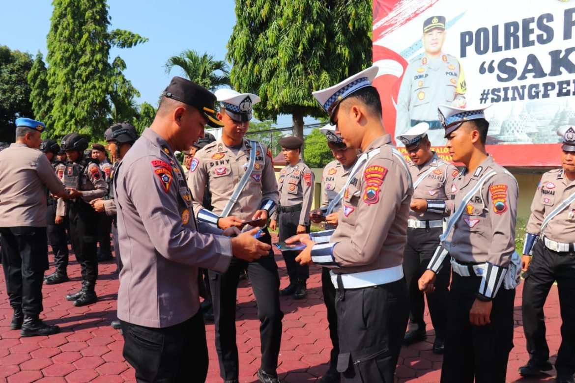 Polres Pekalongan Bagikan Buku Saku Pedoman Netralitas Anggota Polri dalam Pilkada 2024