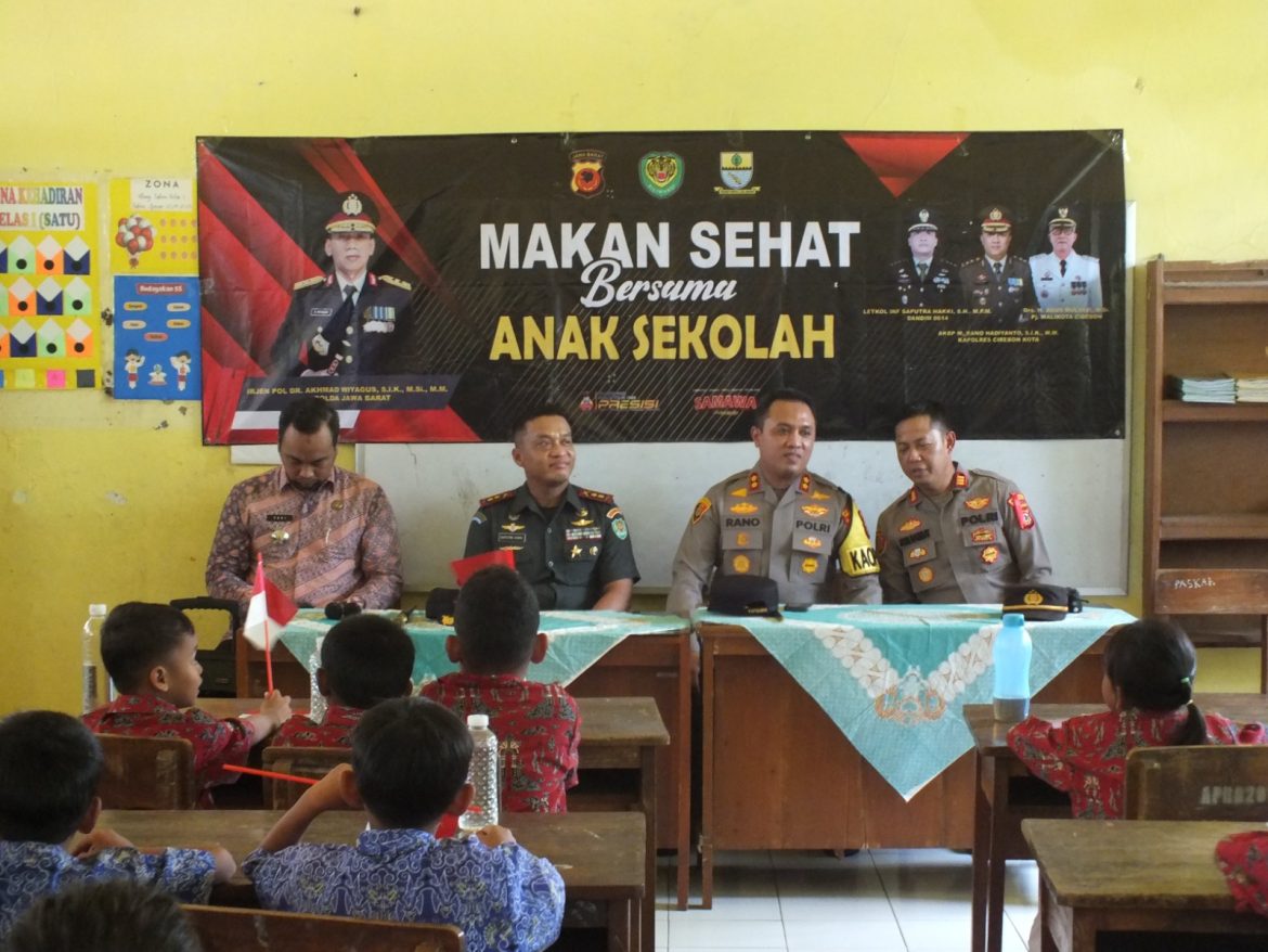 Kolaborasi Kodim 0614/Kota Cirebon dan Polres Cirebon Kota Beri Makan Bergizi Gratis Untuk Siswa SD.