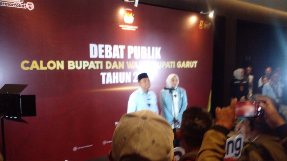 Debat Kandidat calon Bupati dan Calon Wakil Bupati Garut: Abdusy Syakur Amin dan Putri Karlina Bahas Mitigasi Bencana Hingga Reformasi Birokrasi
