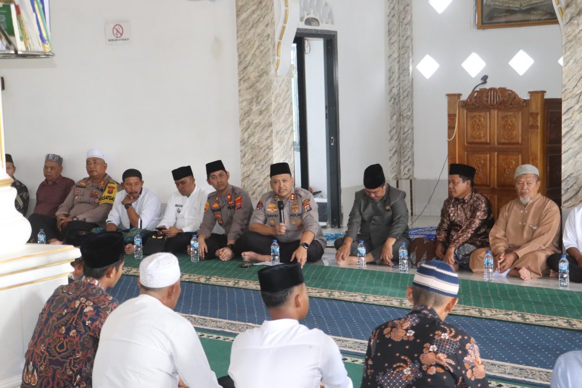 Warga Kecamatan Padang Tualang Sambut Hangat Kapolres Langkat dalam Program Jumat Curhat.
