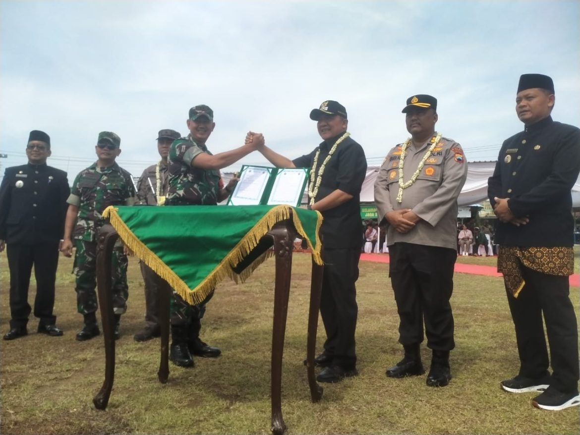 Pembagian Paket Sembako Warnai Penutupan TMMD Desa Pandeyan