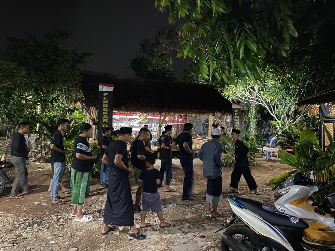 Ormas Pendekar Banten mengadakan latihan silat rutin dimalam minggu