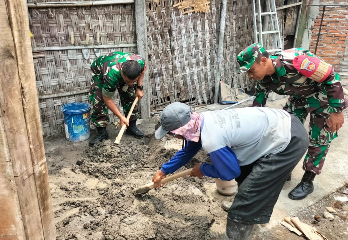 Tunjukan Kepedualian, Babinsa Bantu Renovasi Rumah Warga