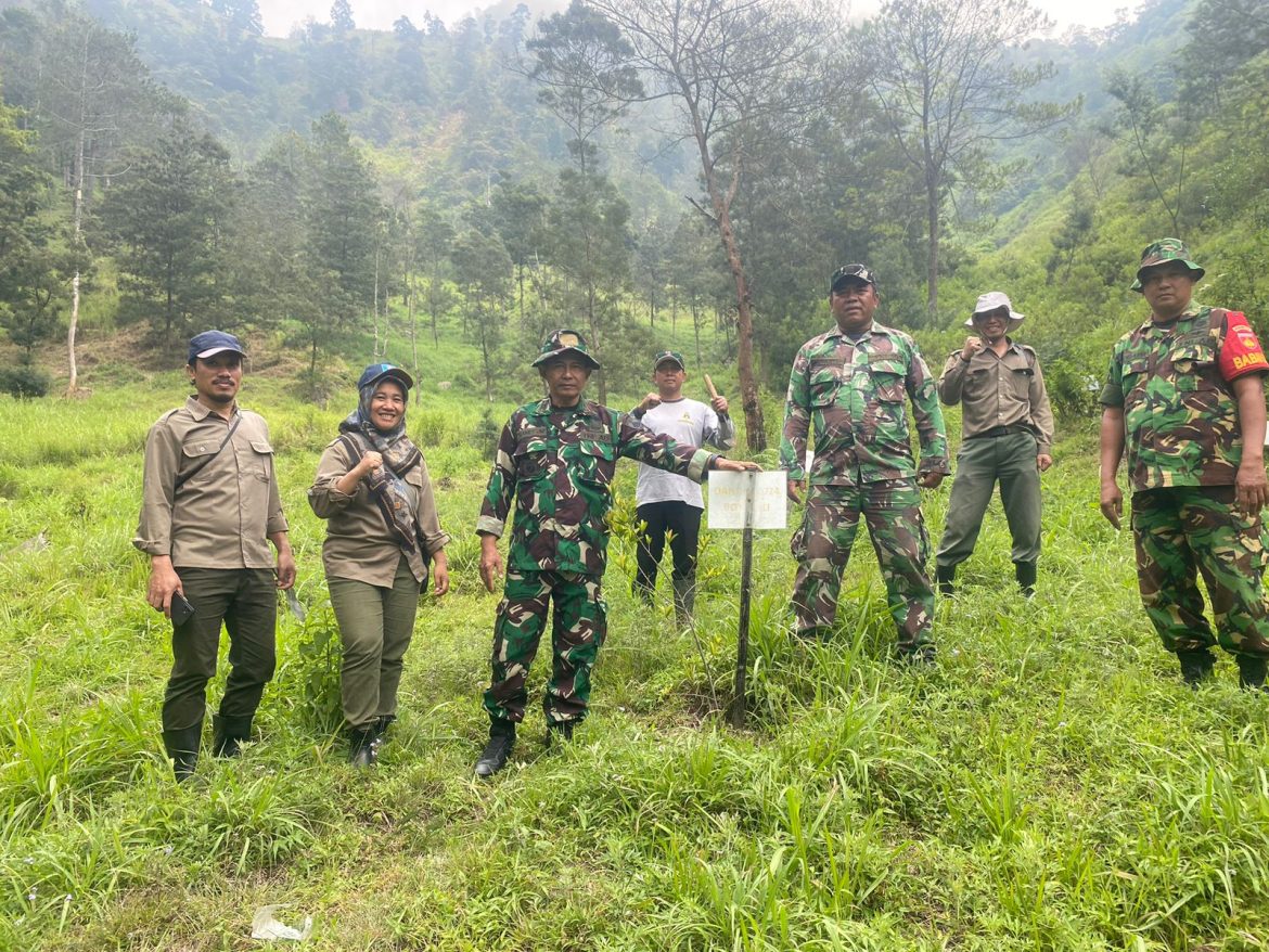 Koramil Selo Lakukan Perawatan Dan Penanaman Pohon di Tuk Babon