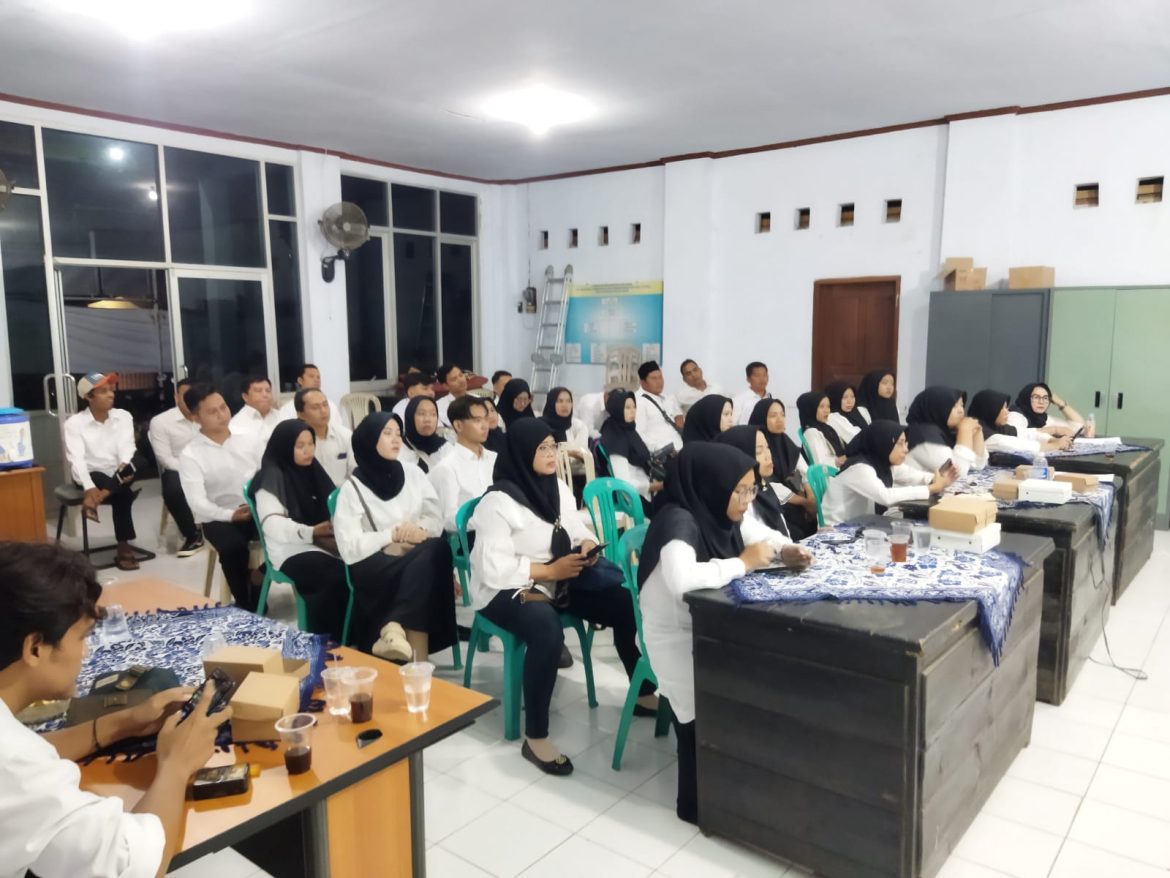 Sebanyak 35 Anggota KPPS Resmi Dilantik, Untuk Pilgub Jawa Tengah dan Pilbup Pekalongan 2024 di Desa Nyamok. 