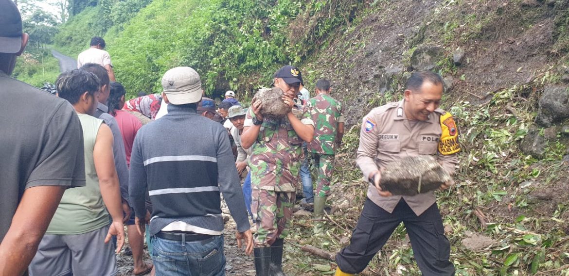 Tebing 100 Meter di Kandangserang Pekalongan Longsor, TNI-Polri dan Warga Gerak Cepat Evakuasi
