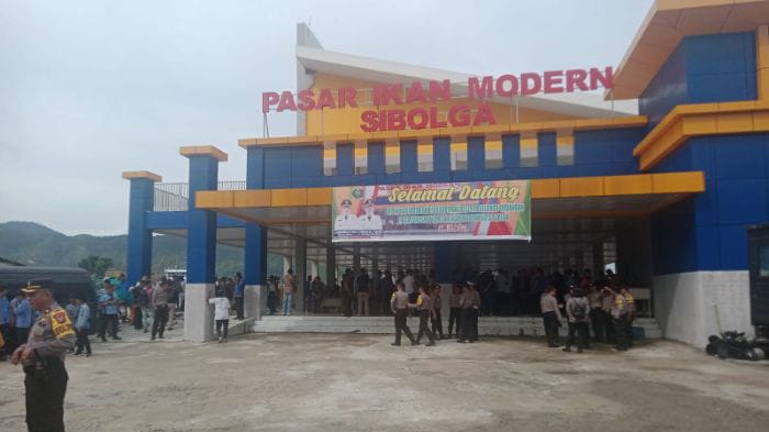 WARGA MENDESAK PEMERINTAH AGAR MEMBUKA PASAR IKAN MODERN (PIM)