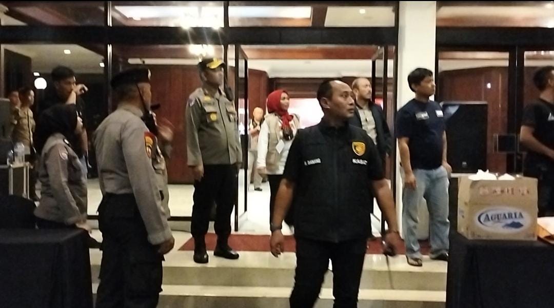 Anggota Polres Pekalongan Bersihkan Sampah di Tengah Debat Calon Bupati 2024 di Hotel Patra Semarang