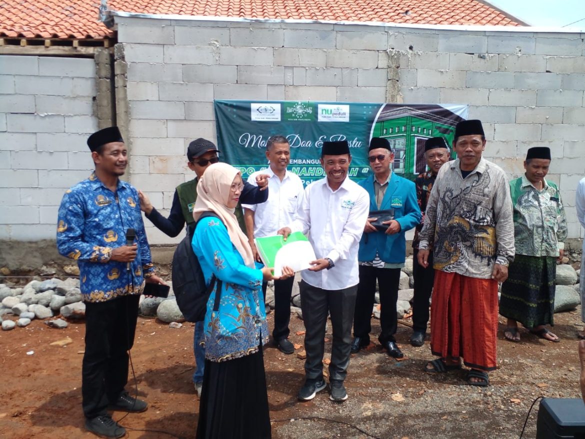 Pembangunan TPQ An-Nahdliyyah untuk Warga Terdampak Banjir Rob Semonet Dimulai dengan ditandai Peletakan Batu Pertama