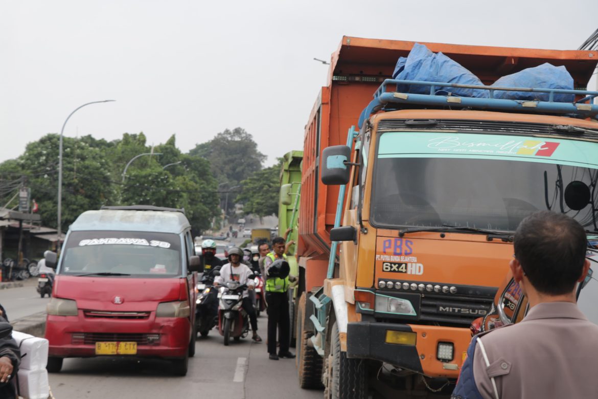 Tim Gabungan Dirikan 8 Pos Pantau, Awasi Jam Operasional Truk Tanah di Tangerang